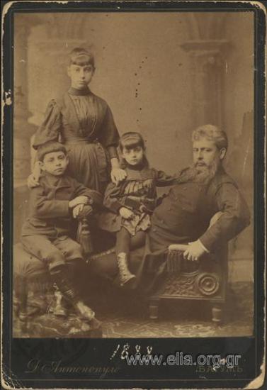 Πατέρας με τα τρία του παιδιά.