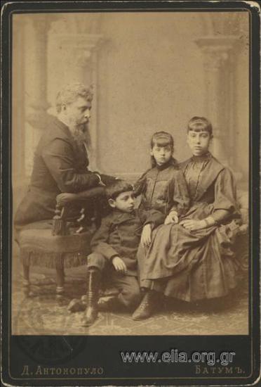 Πατέρας με τα τρία του παιδιά.