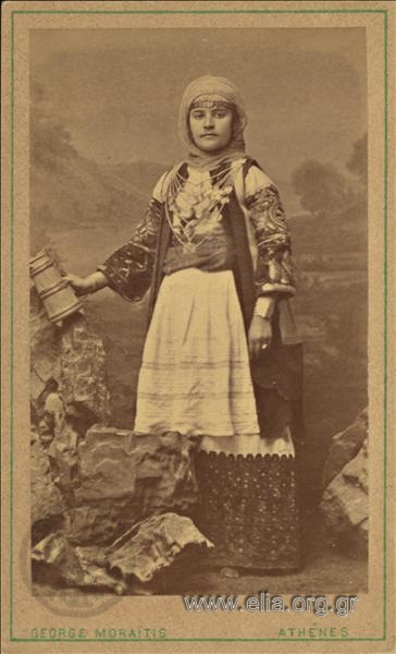 Πορτραίτο γυναίκας με παραδοσιακή φορεσιά.