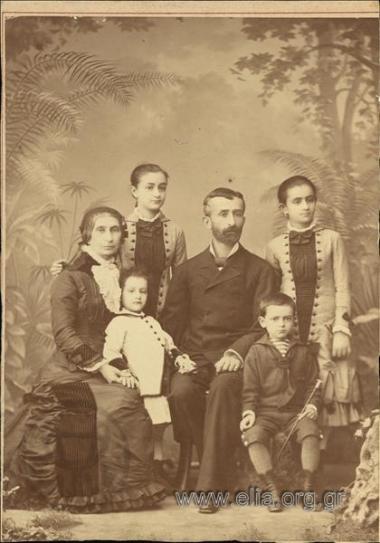 Πορτραίτο οικογένειας Διομήδη. Βασιλική Οικονομίδη το γένος Γκίκα, Γεώργιος Δ. Φιλάρετος, τα παιδιά: Μαρίνα Διομήδη, Κούλα Διομήδη, ο μικρός Αλέξανδρος Διομήδης, και η Θεοδώρα Διομήδη.