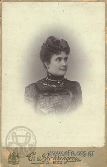 Πορτραίτο γυναίκας με βραδυνό ένδυμα.