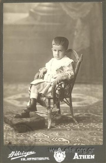 Ο Λάμπρος Ευταξίας, παιδί, σε πολυθρόνα.