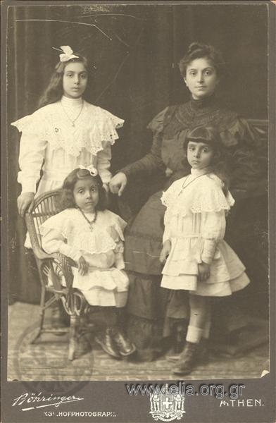 Πορτραίτο γυναίκας με τρία κορίτσια.