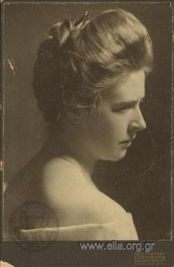 Portrait of a woman.