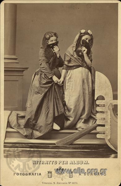 Δύο γυναίκες με αμφίεση καρναβαλιού. Ντεκόρ γόνδολα.