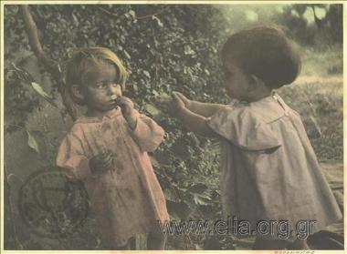 Δύο κορίτσια παίζουν.