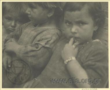 Τρία παιδιά.