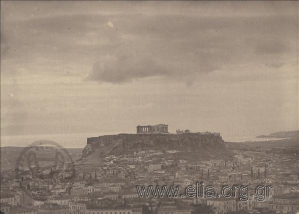 Γενική άποψη της Αθήνας. Δεσπόζει η Ακρόπολη, στο βάθος ο Φαληρικός όρμος.