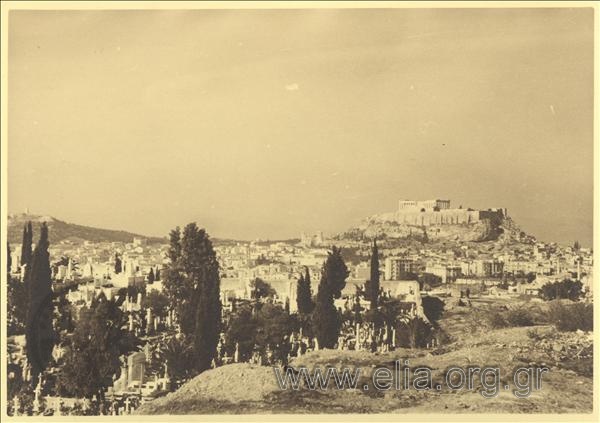 Αθήνα, γενική άποψη, στο βάθος η Ακρόπολη. Λήψη από σημείο του Πρώτου Νεκροταφείου.