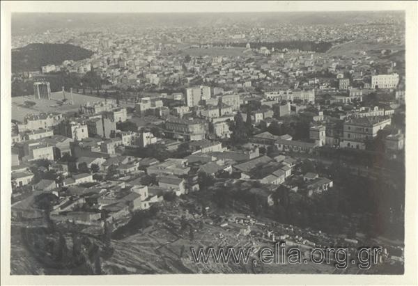 'Αποψη της Αθήνας από την Ακρόπολη. Σε πρώτο πλάνο το θέατρο του Διονύσου, στο βάθος το Ολυμπιείο.