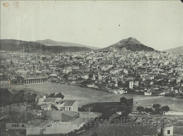 Ο ναός του Ηφαίστου και η γειτονιά του Βρυσακίου. Πίσω απλώνεται το κέντρο της Αθήνας και στο μέσο της εικόνας διακρίνεται το Πανεπιστήμιο Αθηνών.