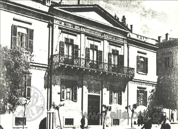 Η πρώτη πρεσβεία της Αγγλίας στην πλατεία Κλαυθμώνος.