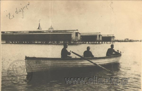 Πορτραίτο ανδρών σε βάρκα στο Φάληρο.