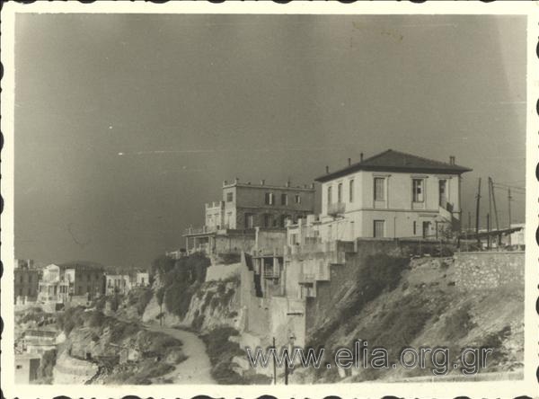 Άποψη κτιρίων σε λόφο του Πειραιά.