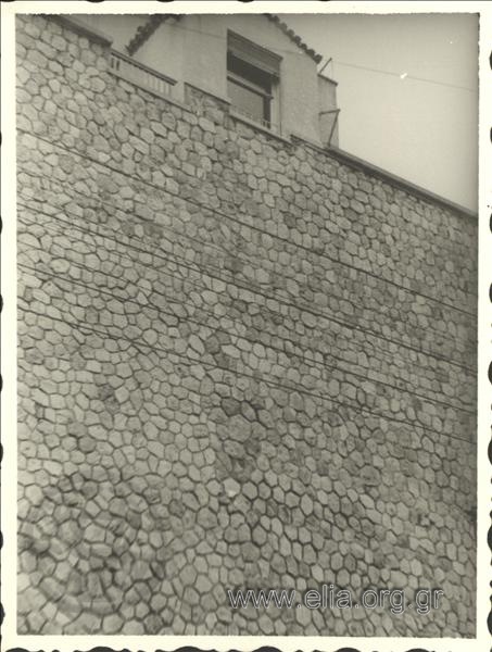 Πέτρινο τείχος στον Πειραιά.