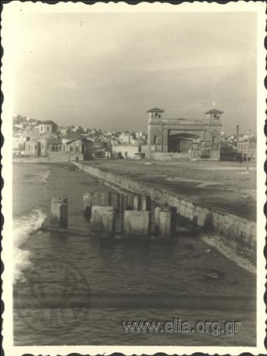 Ακτή Πρωτοψάλτη: αριστερά ο ναυτικός όμιλος και δεξιά το θέατρο του Φαλήρου (χτίστηκε το 1896 και κατεδαφίστηκε το 1968).