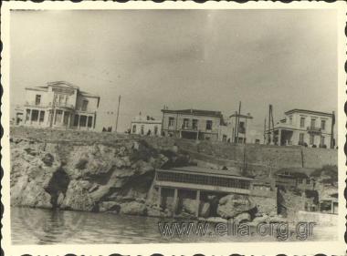 Παραλία Βοτσαλάκια, σπηλιά του Παρασκευά.