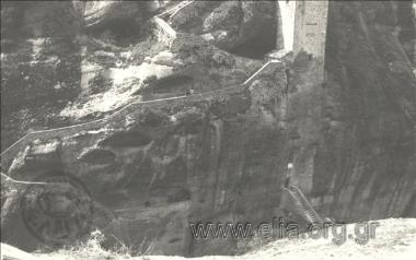 Μονοπάτι σε βράχο των Μετεώρων.