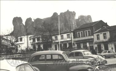 The town of Kalampaka and Meteora in the background .