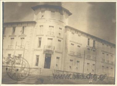 Το παραθαλάσσιο ξενοδοχείο 