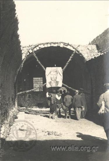 Πυριτιδαποθήκη Μονής Αρκαδίου με επισκέπτες.