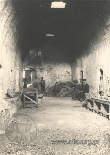 Δωμάτιο Μονής Αρκαδίου με επισκέπτες.