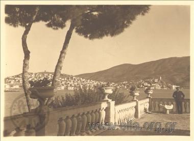 Ναυτικός σε μπαλκόνι δίπλα στη θάλασσα.