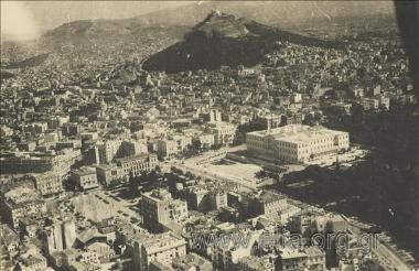 Αεροφωτογραφία της πόλης με το κτίριο της Βουλής και τον Λυκαβηττό.