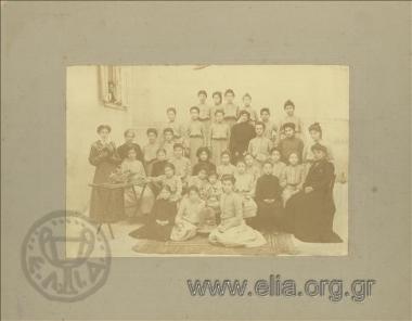 Μαθήτριες και δασκάλες του προτύπου παρθεναγωγείου. Όρθια, δεύτερη από αριστερά, η διευθύντρια Άννα Τριανταφυλλίδου.