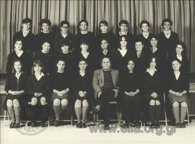 Ομαδικό πορτραίτο μαθητών Σχολής Μωραΐτη με το Γιάννη Δάλλα.