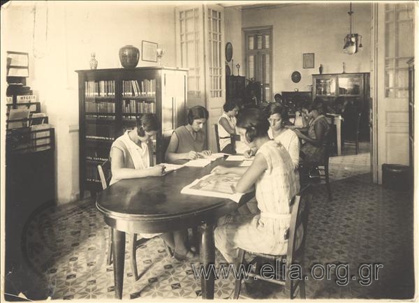 Μαθήτριες μελετούν στη βιβλιοθήκη του Junior College for girls (μετέπειτα Σχολής Pierce). Η Σχολή ξεκίνησε τη λειτουργία της στο Παλαιό Φάληρο στις 15 Οκτωβρίου 1923.