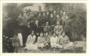 Ομαδικό πορτραίτο τελειόφοιτων Γυμνασίου Λεμεσού με καθηγητές.