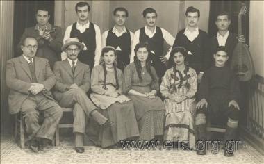 Ομαδικό πορτραίτο δασκάλων και μαθητών Παγκύπριου Εμπορικού Λυκείου Λάρνακας.