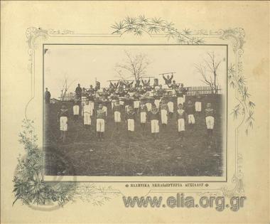 Ομαδικό πορτραίτο μαθητών Ελληνικών Εκπαιδευτηρίων Αγχιάλου εν ώρα γυμναστικής.