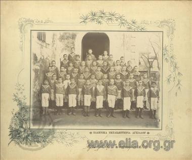 Ομαδικό πορτραίτο μαθητών Ελληνικών Εκπαιδευτηρίων Αγχιάλου με κοντάρια.