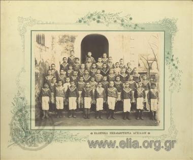 Ομαδικό πορτραίτο μαθητών Ελληνικών Εκπαιδευτηρίων Αγχιάλου με κοντάρια.