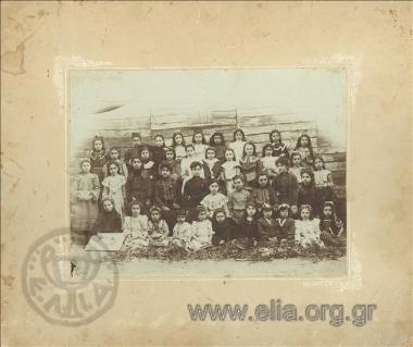 Ομαδικό πορτραίτο μαθητριών με δασκάλες.