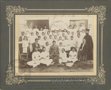 Ομαδικό πορτραίτο δασκάλων και μαθητών των δύο μεγαλύτερων τάξεων του Αρρεναγωγείου Ατταλείας.