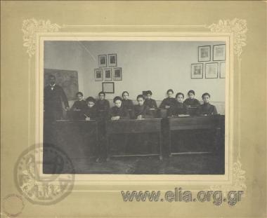 Μαθήτριες και δάσκαλος σε αίθουσα διδασκαλίας του ελληνικού παρθεναγωγείου 