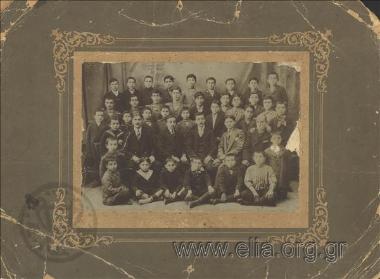 Ομαδικό πορτραίτο μαθητών και δασκάλων Αστικής Σχολής.