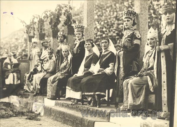 Εορτασμός στο Παναθηναϊκό Στάδιο. Μαθήτριες Λυκείου Ελληνίδων με βυζαντινά κοστούμια.