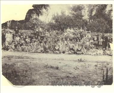 Ομαδικό πορτραίτο μαθητών και δασκάλων.