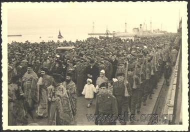 Εορτή των Θεοφανείων. Πλήθος κόσμου και στρατιωτικό άγημα στην παραλιακή λεωφόρο.