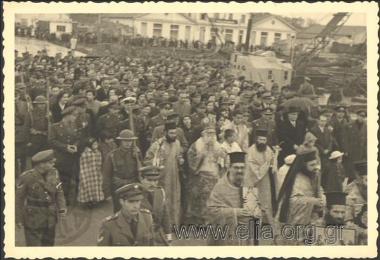 Εορτή των Θεοφανείων. Πλήθος κόσμου κα ιερείς στο λιμάνι.