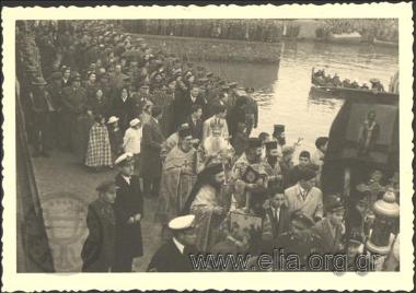 Εορτή των Θεοφανείων. Πλήθος κόσμου κα ιερείς στο λιμάνι.