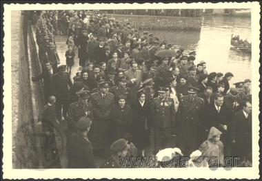 Εορτή των Θεοφανείων. Πλήθος κόσμου κα ιερείς στο λιμάνι.