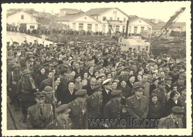 Εορτή των Θεοφανείων. Πλήθος κόσμου στο λιμάνι.