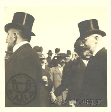 Οπρωθυπουργός Ελευθέριος Βενιζέλος και ο υπουργός Ναυτικών Νικόλαος Στράτος προετοιμάζονται για την επιθεώρηση του Στόλου.