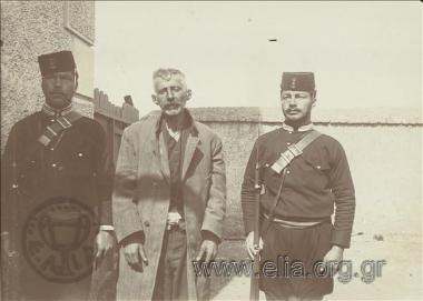 Ο Αλέξανδρος Σχινάς, δολοφόνος του Γεωργίου Α', ανάμεσα σε άνδρες της Κρητικής Χωροφυλακής.