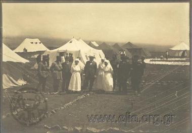 Επίσκεψη του Πρωθυπουργού Ελευθερίου Βενιζέλου στο χειρουργείο του Ερυθρού Σταυρού στο μέτωπο του Στρυμώνα, Β' Βαλκανικός Πόλεμος.